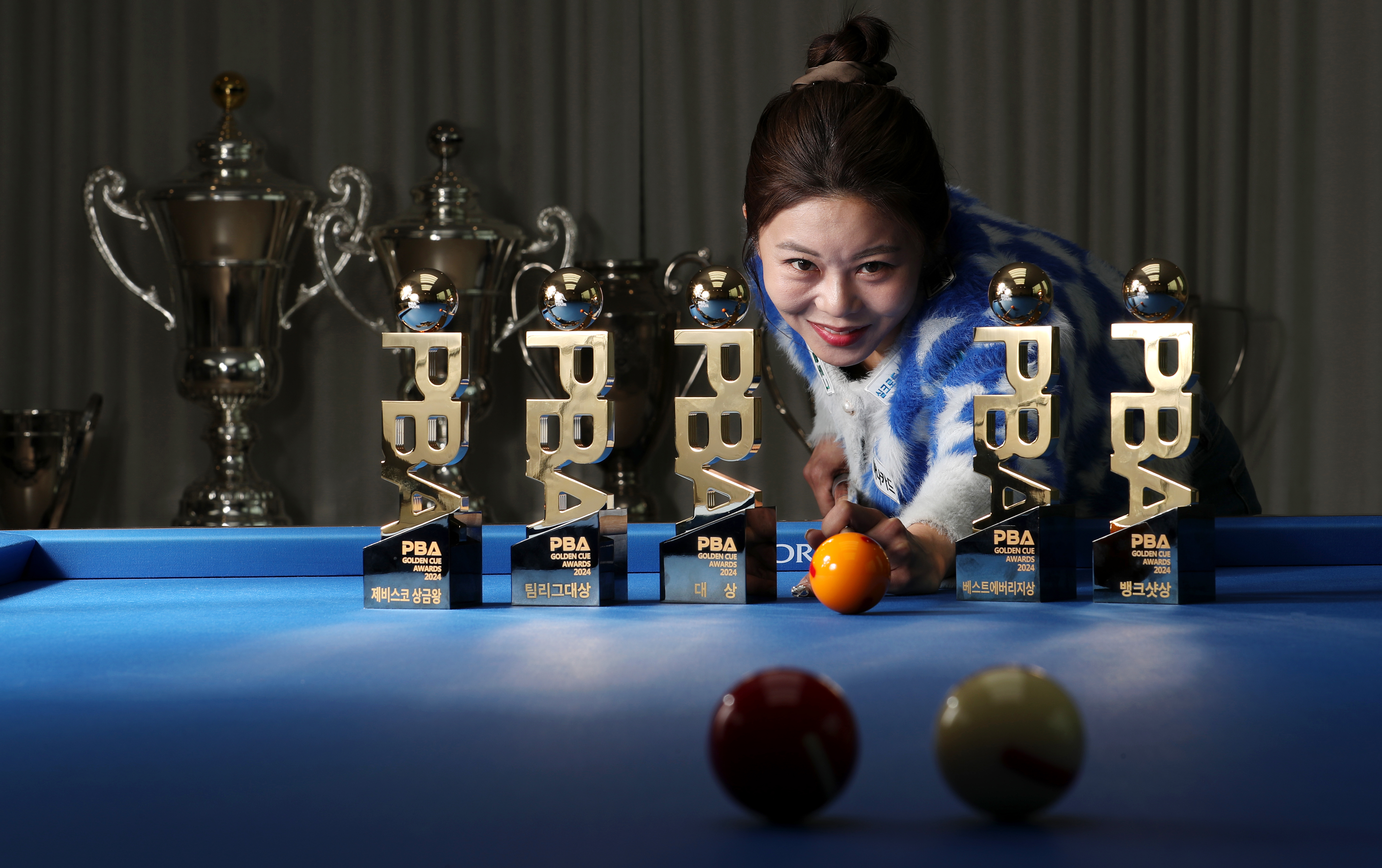 김가영 당구선수 PBA 골든큐 수상 트로피들과 기념사진
