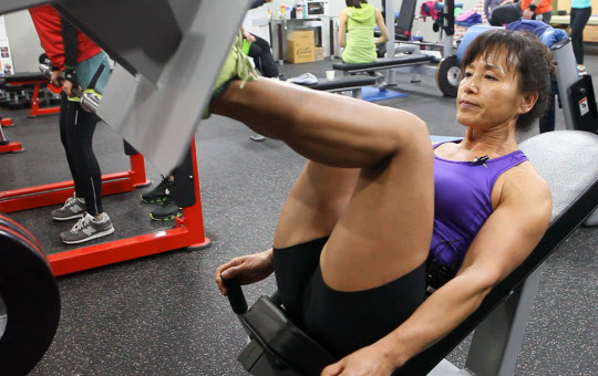 조선비디오] 탱탱한 엉덩이, 꿀벅지 만드는 59세 여성 보디빌더 오영씨에게 배우는 하체 운동법
