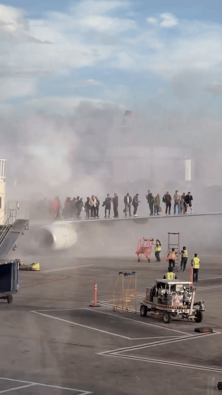 수십명 날개 위에서 벌벌 떨었다... 美비행기 화재로 비상 대피, image size:720x1280