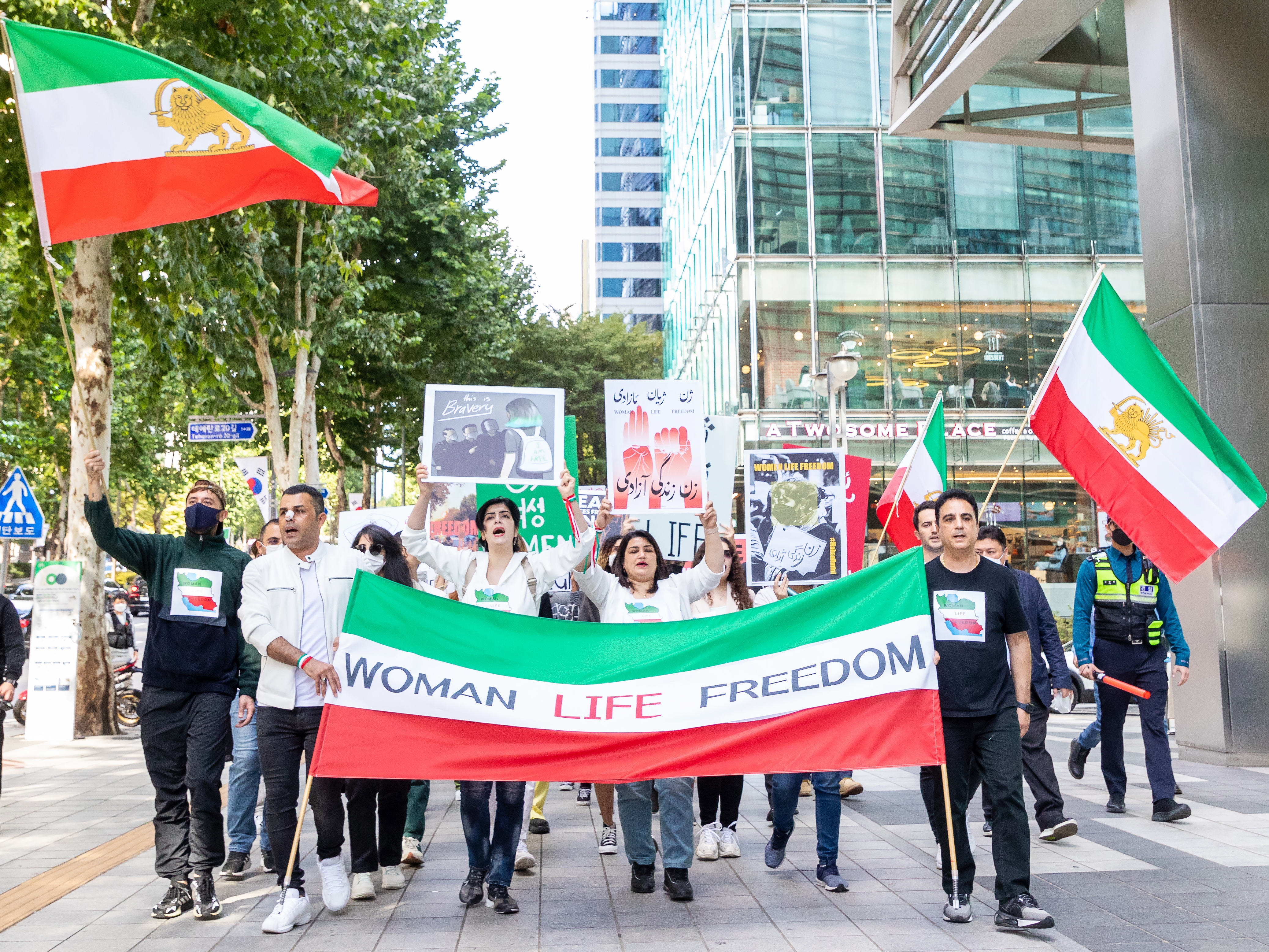 40년 전 이란에서 입은 미니스커트를 나는 아직 기억한다” - 조선일보