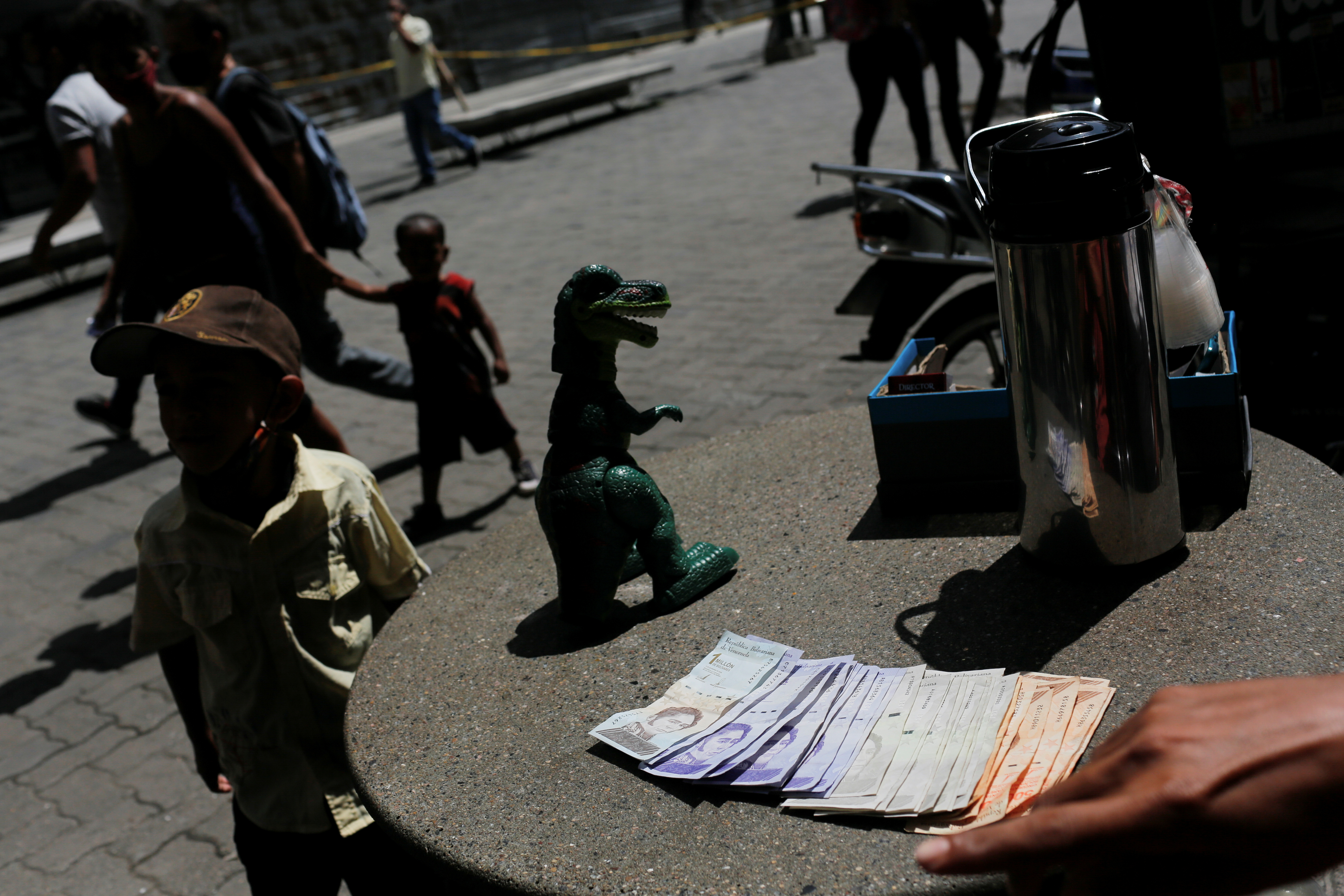 밥값은 金 0.25g, 숙박은 0.5g... 1세기 전으로 돌아간 베네수엘라