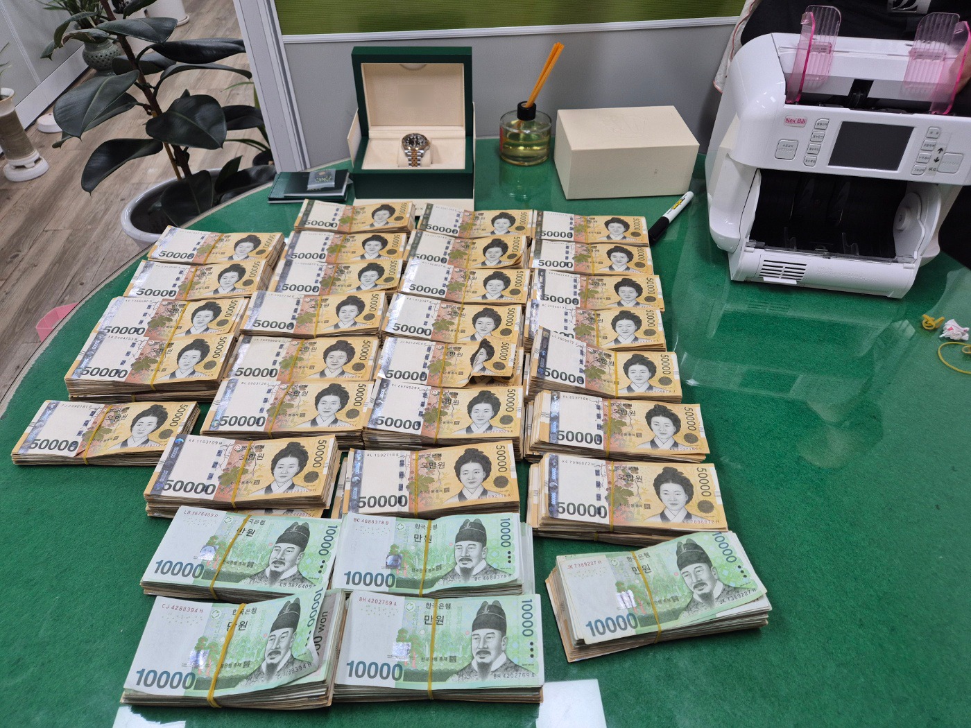 3100억대 도박 자금 세탁해 수수료 11억 챙긴 일당 8명 입건