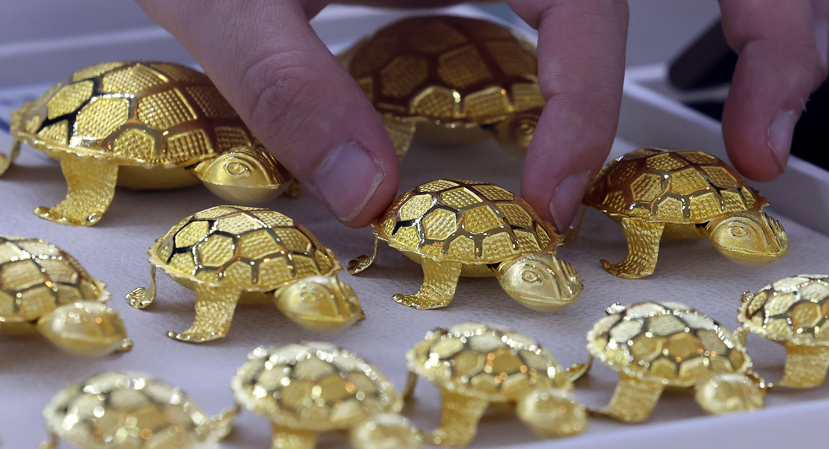 금값, 사상 첫 4000달러 돌파... 국내 한 돈 시세 80만원