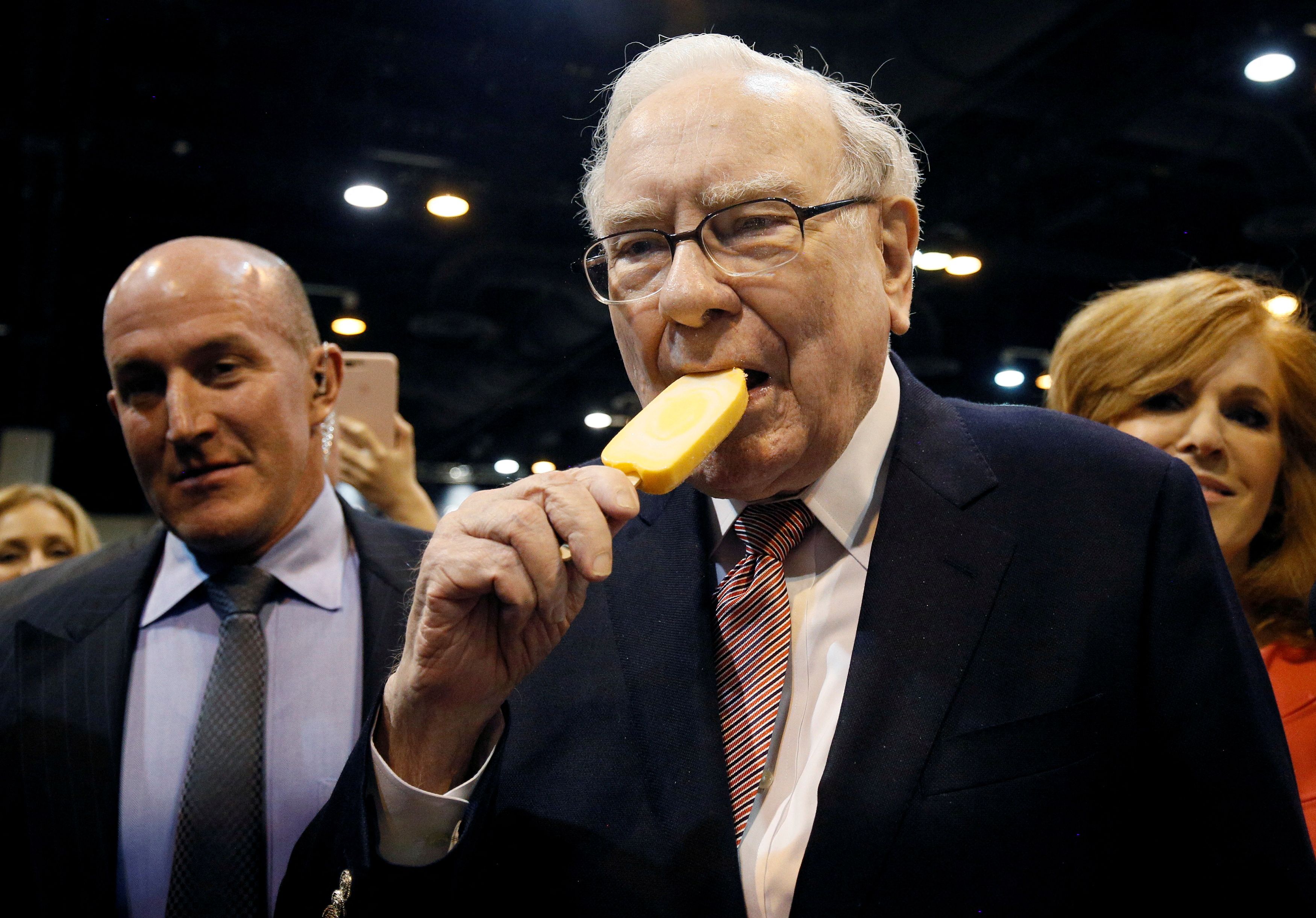 94세 버핏 “난 6살 아이처럼 먹어”...달고 짠것만 찾는데 장수하는 비결