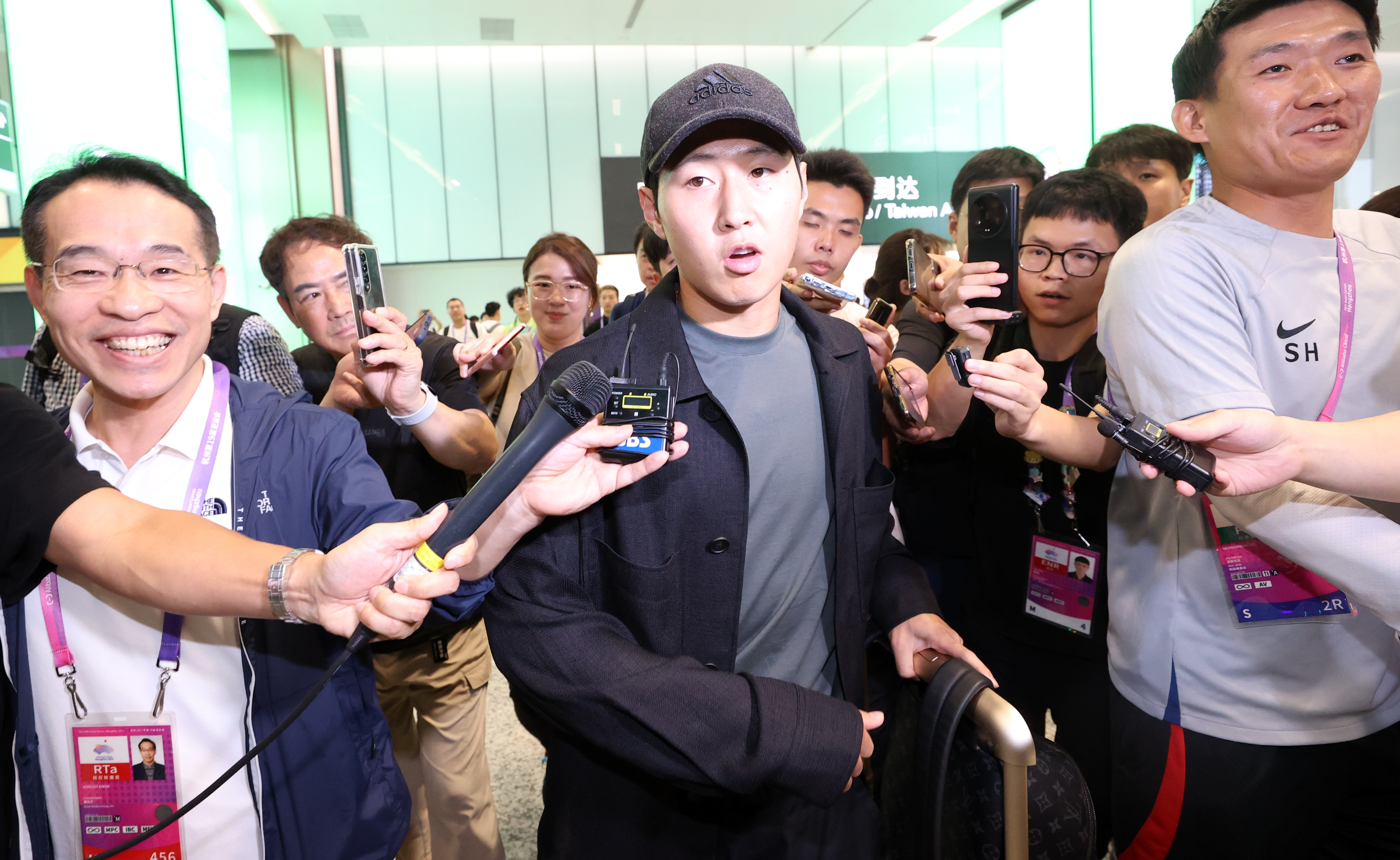 공항 마비→아찔한 장면 '막내형' 이강인 리더십, 위기 때 더 빛났다