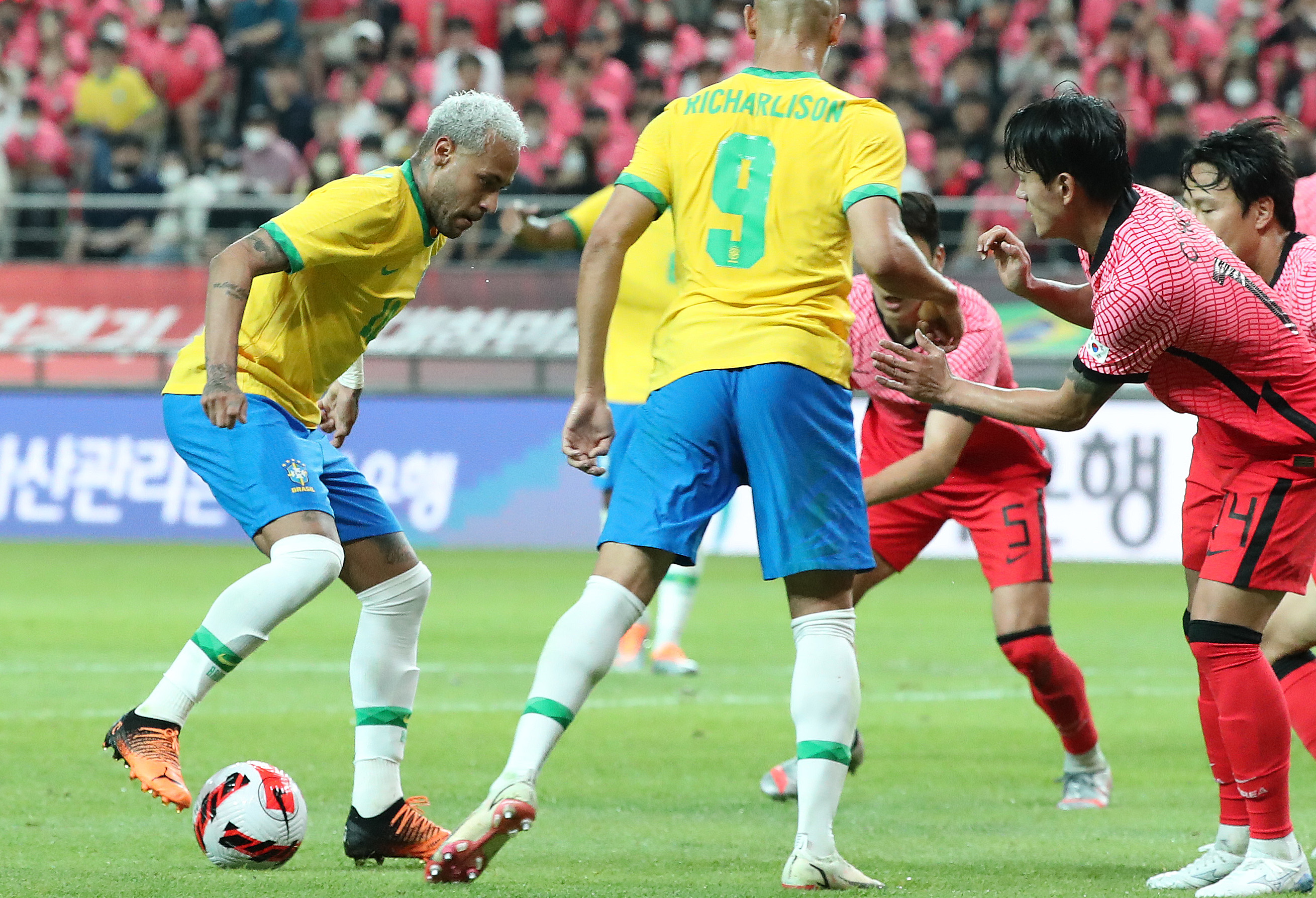 아스톤빌라전 황인범 | TikTok, image size:2619x1787