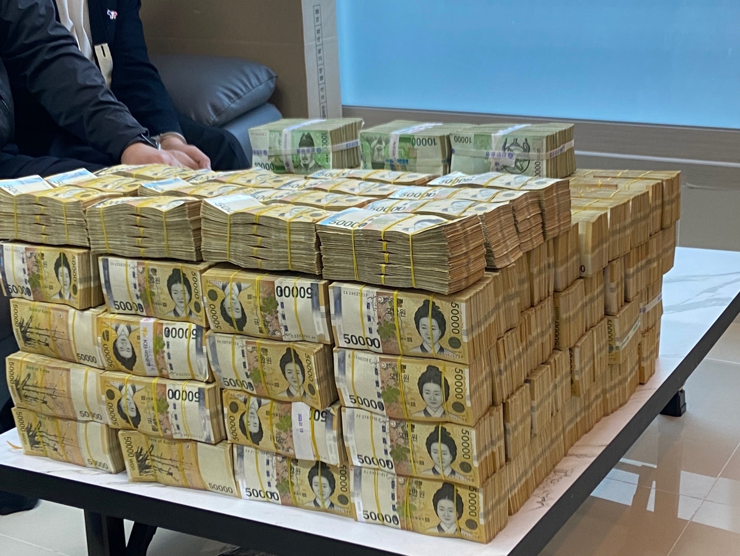 50억 현금 다발 압수...2조원대 불법 도박사이트 운영 조직 적발