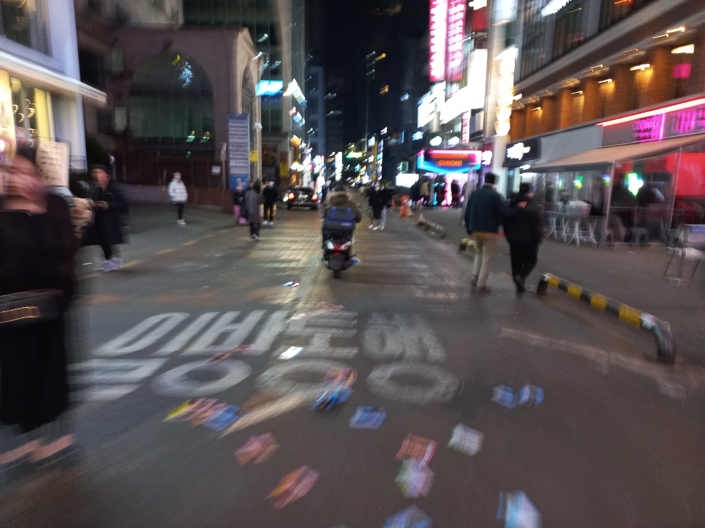 셔츠룸 1인 대환영” 초등학교 앞에 뿌려진 성매매 전단물