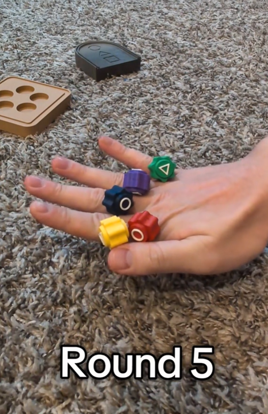 LAKJUOZ Gonggi Koreaans Spel – Traditionele Handbalset Met 5 Kleurrijke Stenen, Driehoekige Basis, Zacht PVC, Voor Kinderen & Volwassenen