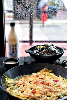 비 올 땐 역시 파전에 막걸리… 칼칼한 국물도 빠질 수 없죠