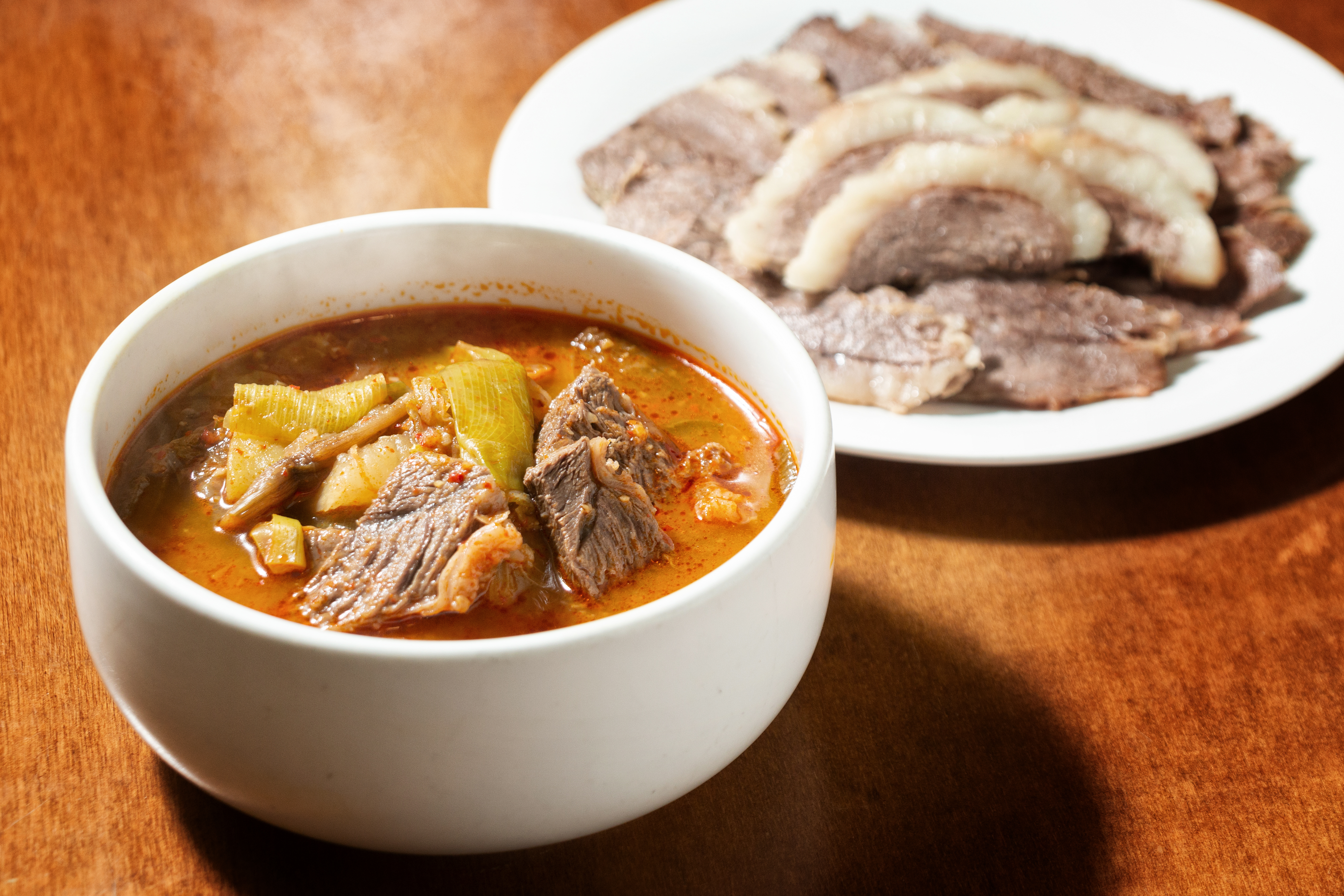 아무튼, 주말] 맵고 달큼한 국물 땀 흘리며 먹었다 뜨끈한 기운이 온몸에 퍼졌다