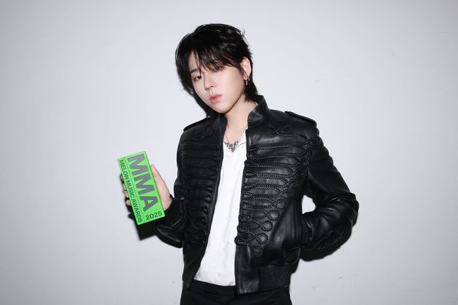 ZICO Wins Best Producer, Debuts 'DUET' at MMA2025