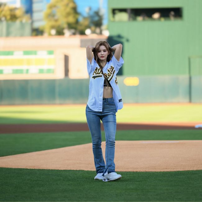 NMIXX Performs, Sullyoon Pitches at Giants Game Cheering Lee Jung-hoo