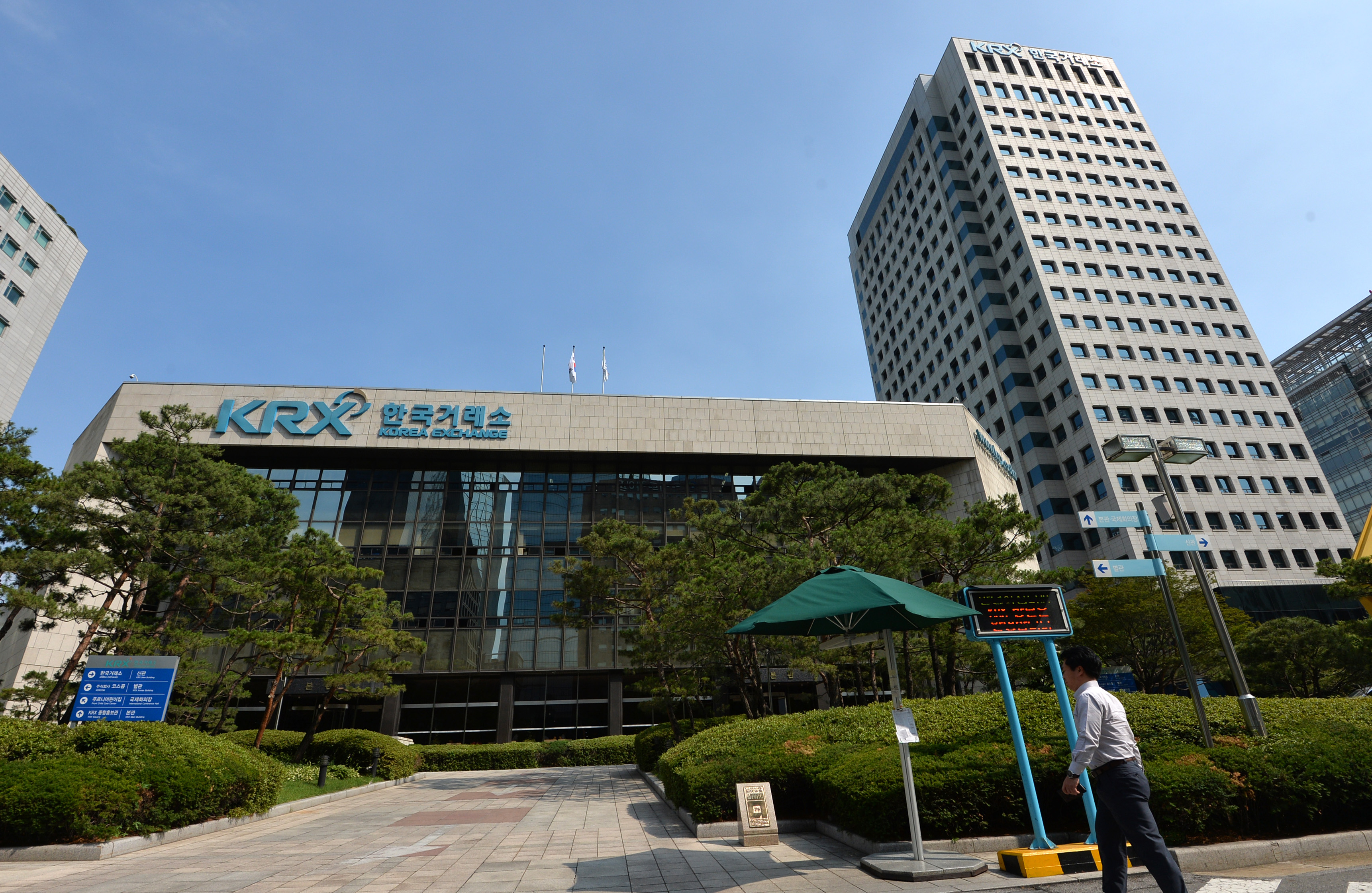 Korea Exchange Reviews Investment Warning System After SK Hynix Backlash