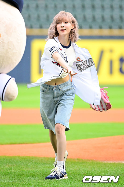 aespa's Winter Throws First Pitch for Doosan Bears After Two Years
