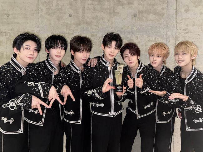 AHOF Wins Best New Artist at 10th Asia Artist Awards