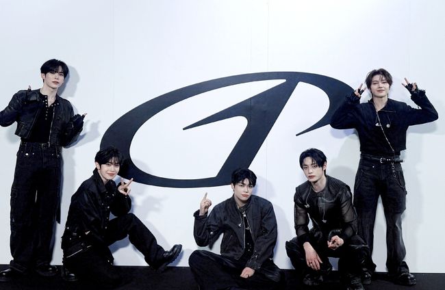 Zero Base One's 'Ascend-' Tops Global Charts