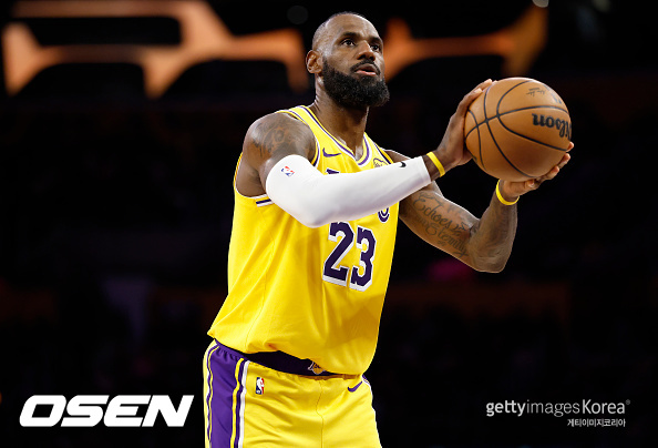 LeBron James Ends 18-Year Scoring Streak, Prioritizes Team Victory