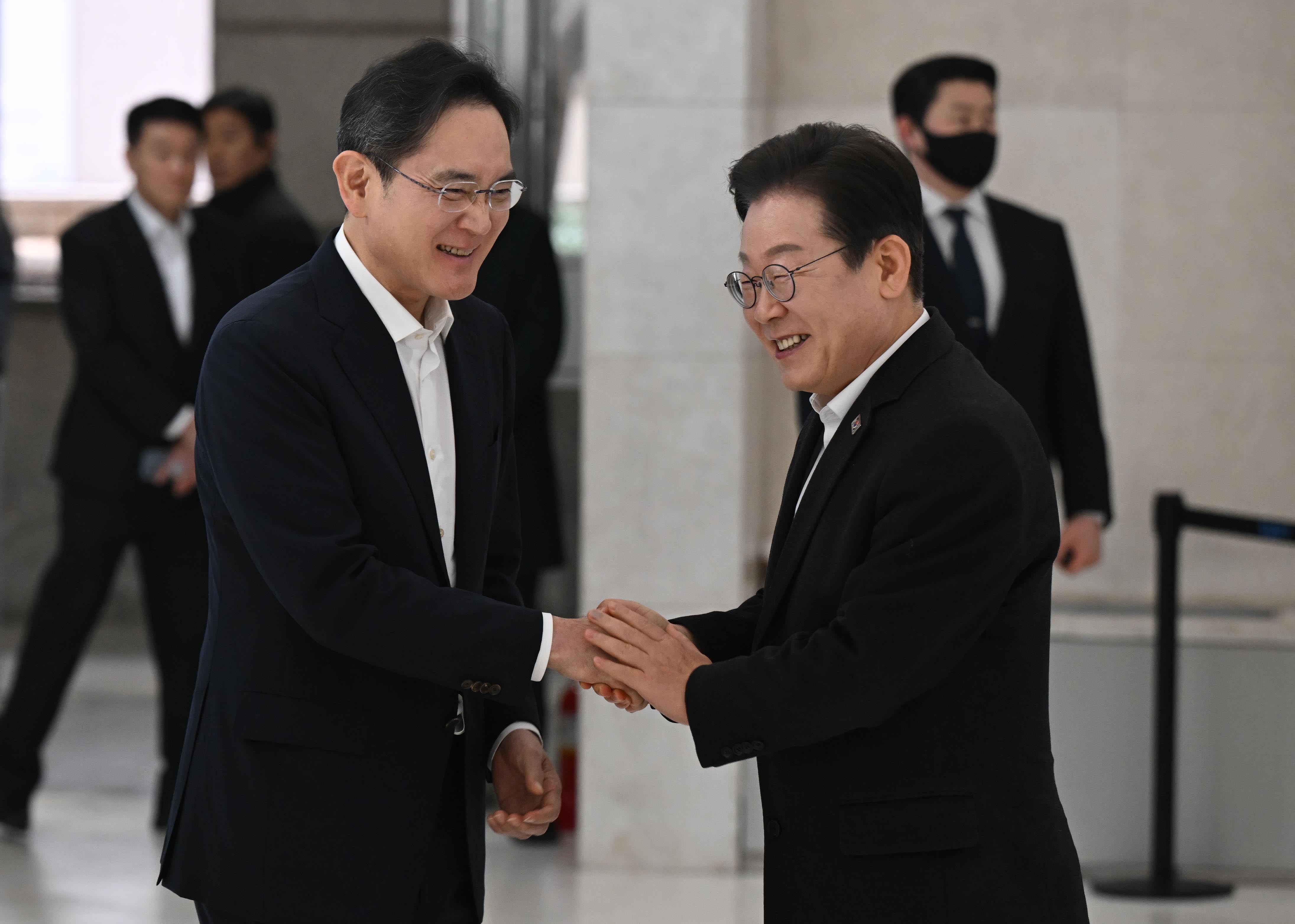 Lee Jae-myung, Samsung's Lee Jae-yong meet to discuss jobs, semiconductor policy