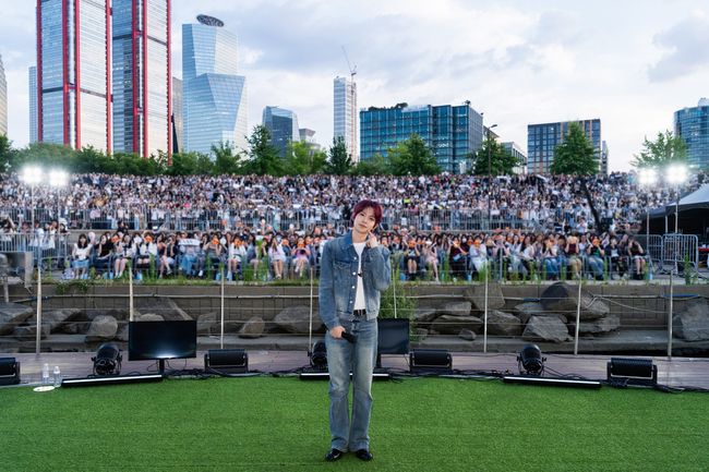 EVAN tampil di Han River Water Light Stage dengan emosi vokal yang memukau - The Fillin' Live 2026
