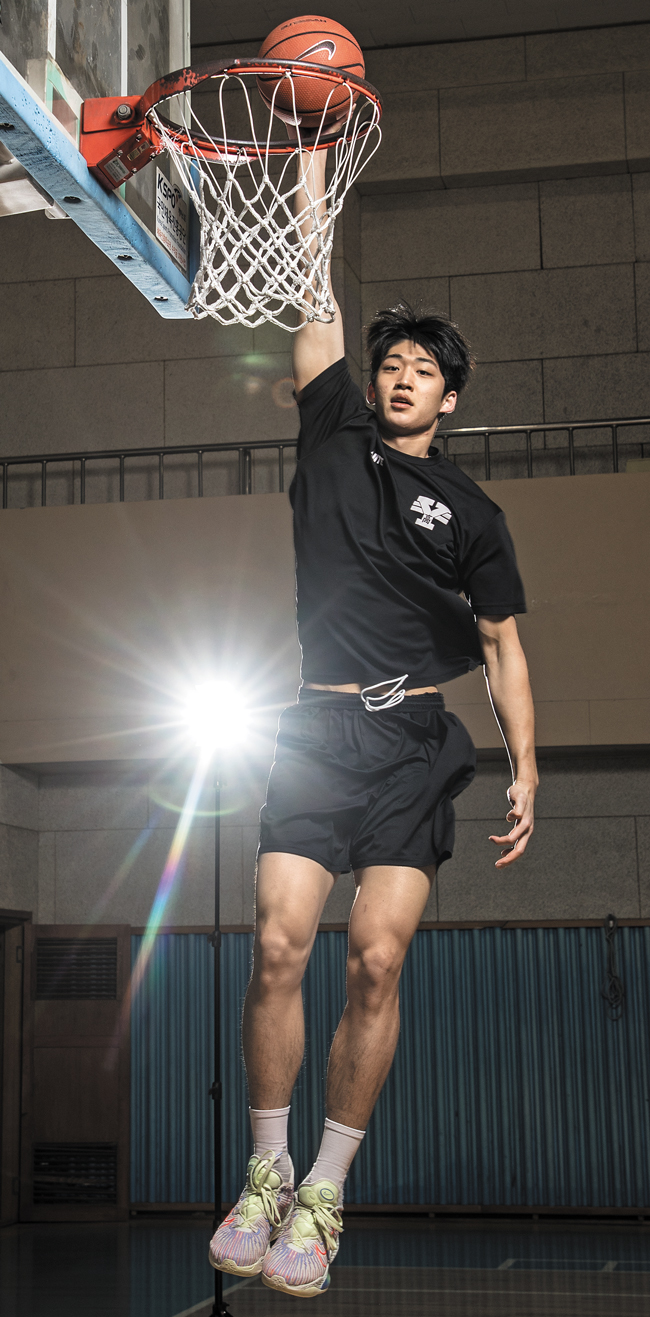 난 초등생때 덩크슛” 203㎝ 괴물 고교생, image size:650x1317