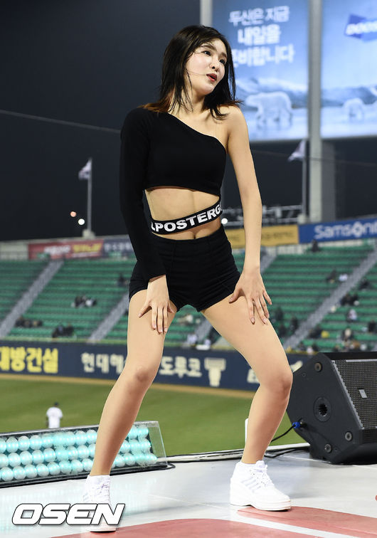 사진]두산 새 치어리더 유보영,'섹시한 신고식'