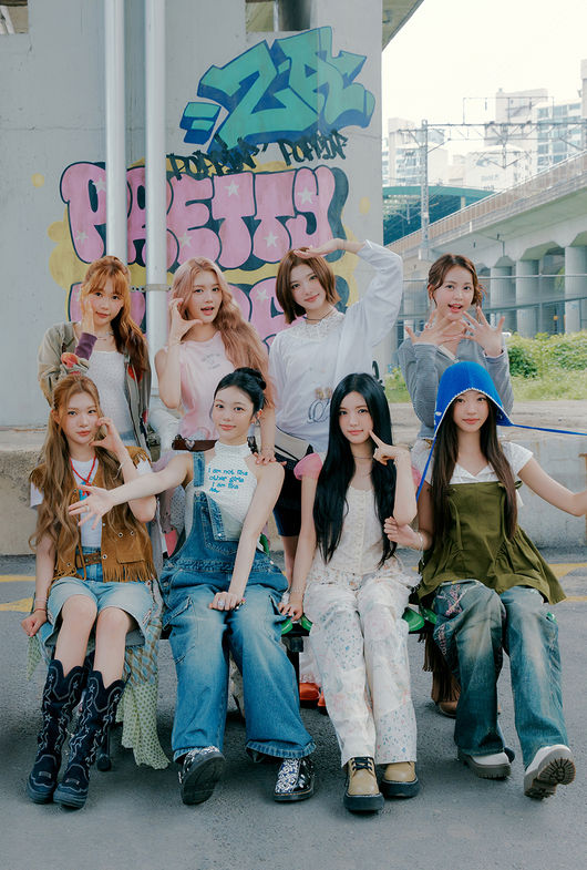 Hearts2Hearts Debuts 'Pretty Please' Stage on Music Bank