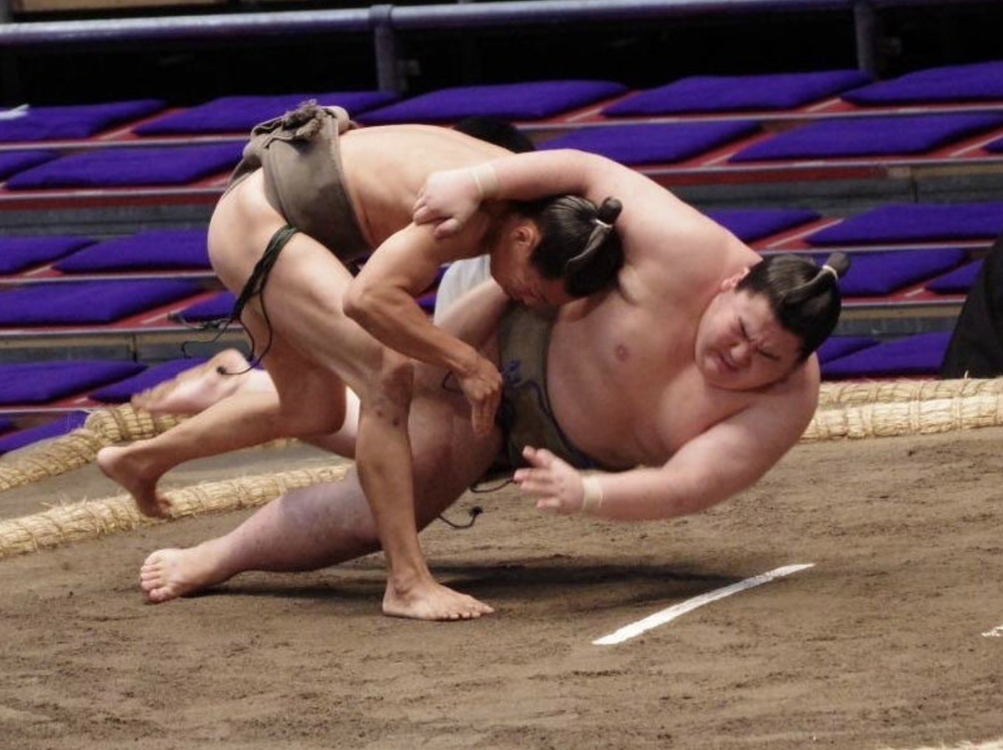 62kg Sumo Wrestler Topples 163kg Opponent in Jonidan Match