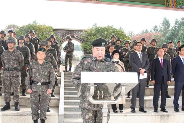 SM그룹 회장, 소장 군복 입고 오픈카로 사열...육군 "일부 부적절"