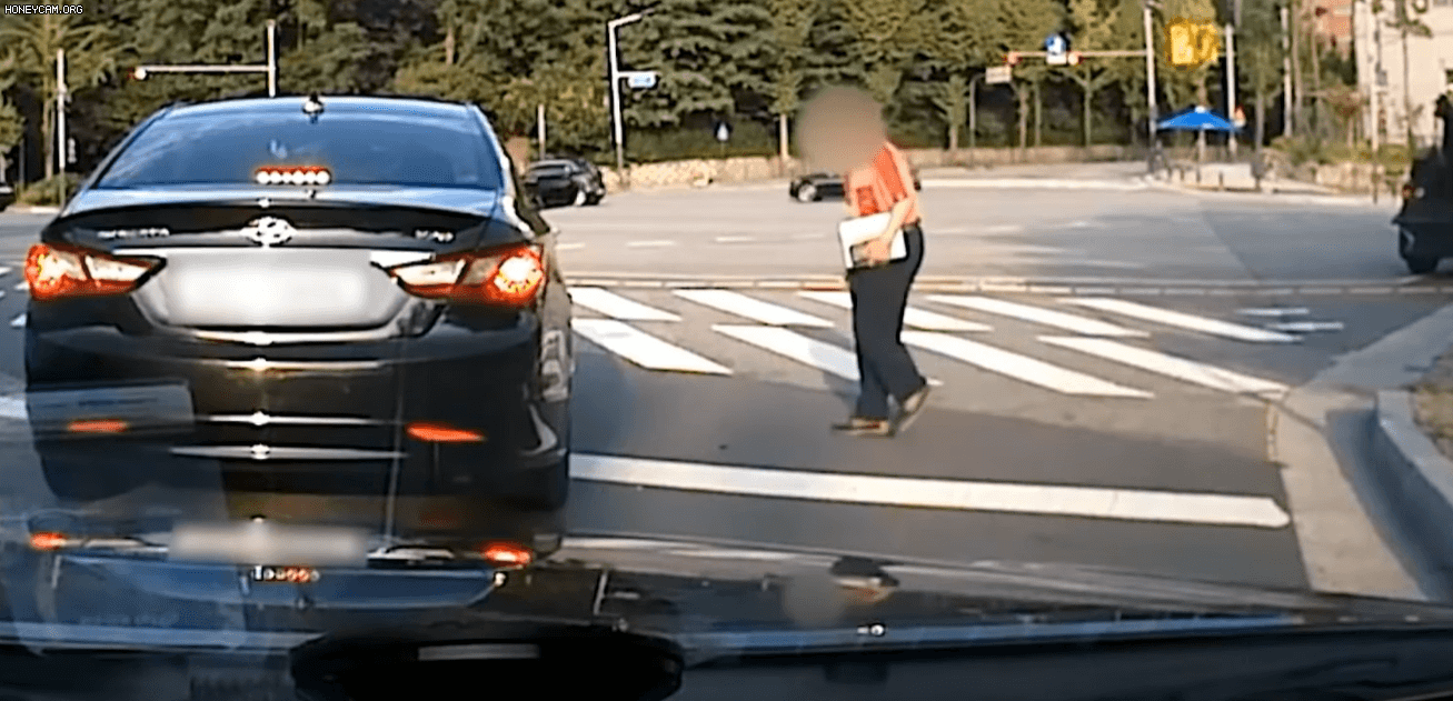 처음 보는 노인이 “태워달라”... 거부하니 차에 발길질 [영상]