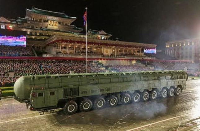 北, '美 본토 타격' 새 ICBM 화성-20형 열병식서 공개