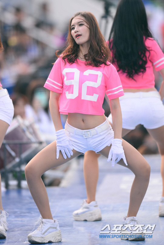 포토] 치어리더 도우정 '시선 쓸어담은 한뼘허리' - 조선일보