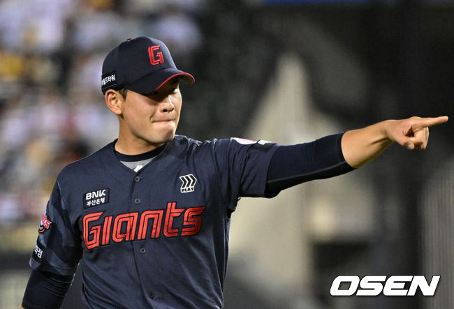 Lotte Giants' Kim Jin-wook Shuts Out LG Twins on 101 Pitches