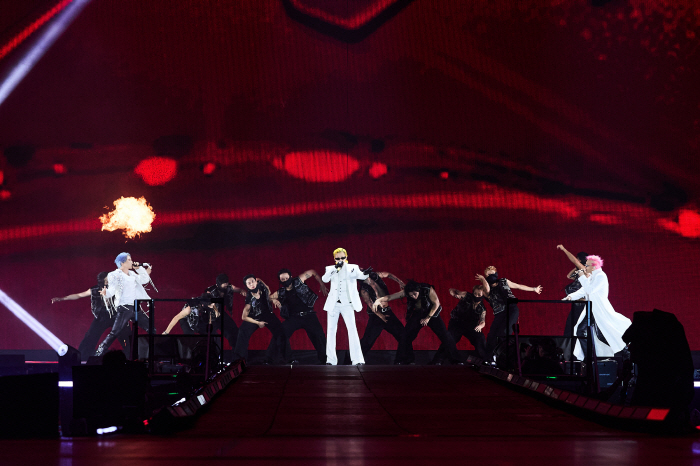 Big Bang Kicks Off 20th Anniversary With First Full-Group Concert