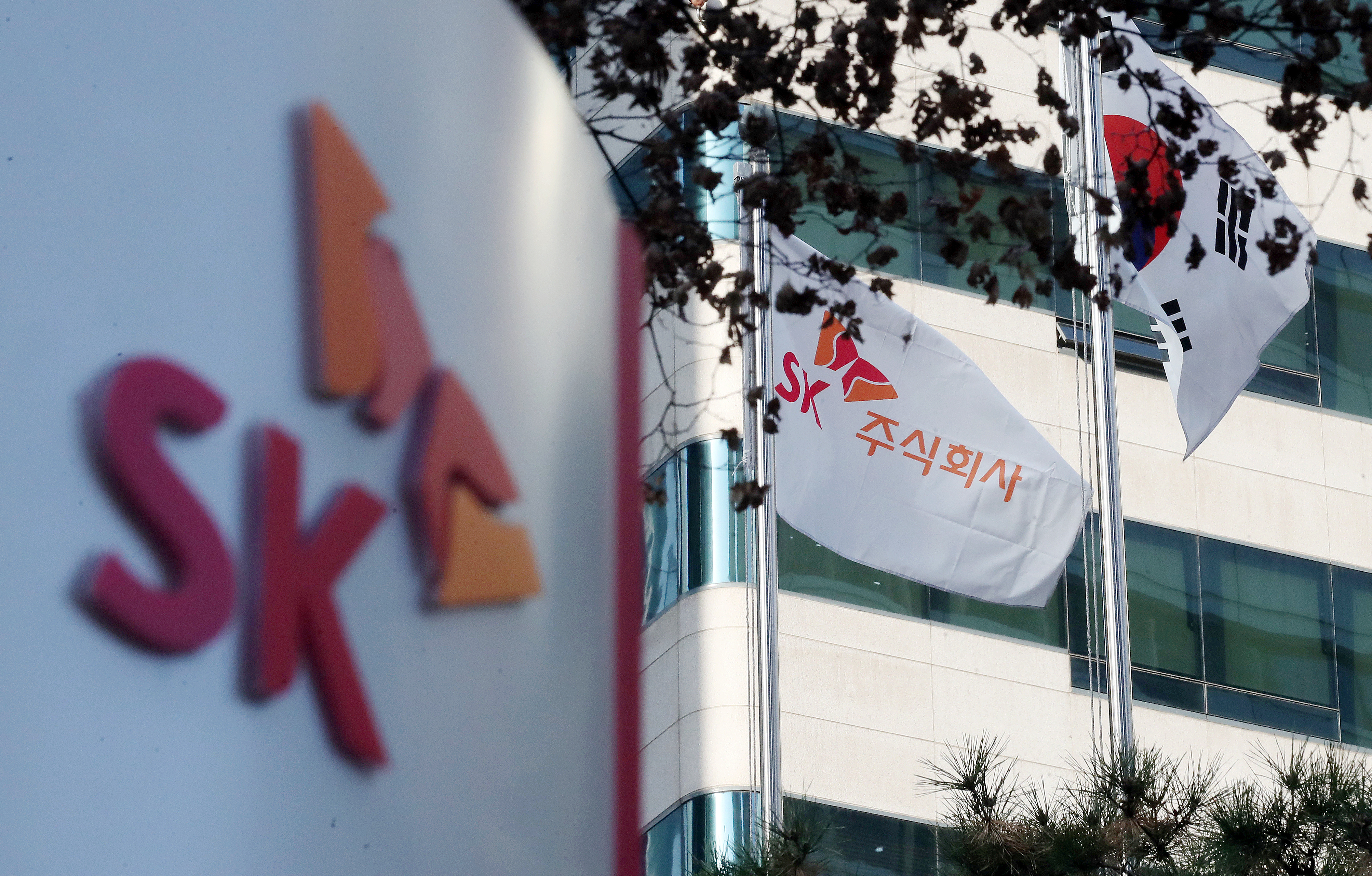 최회장 실트론株 최대 1兆 평가... SK 주식 매각은 최후의 보루