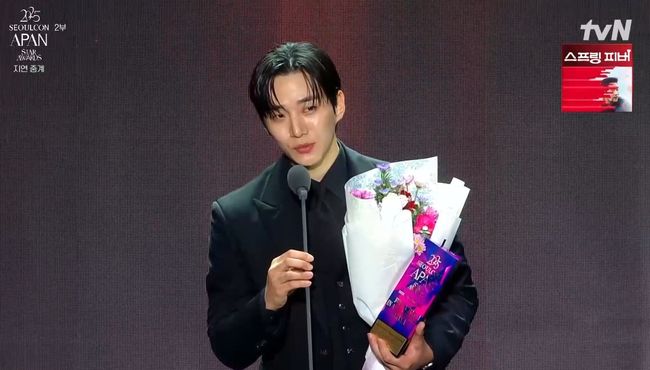 K-POP JUNHOドール30㌢ MZQTGNTEGM4DCODCGFRTEZRXMI.jpg
