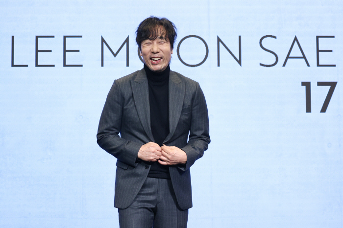 2024년 기자회견 전신 사진 이문세
