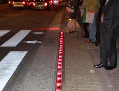 길바닥에 빨간불·초록불… 서초구 'LED 바닥 신호등' 설치