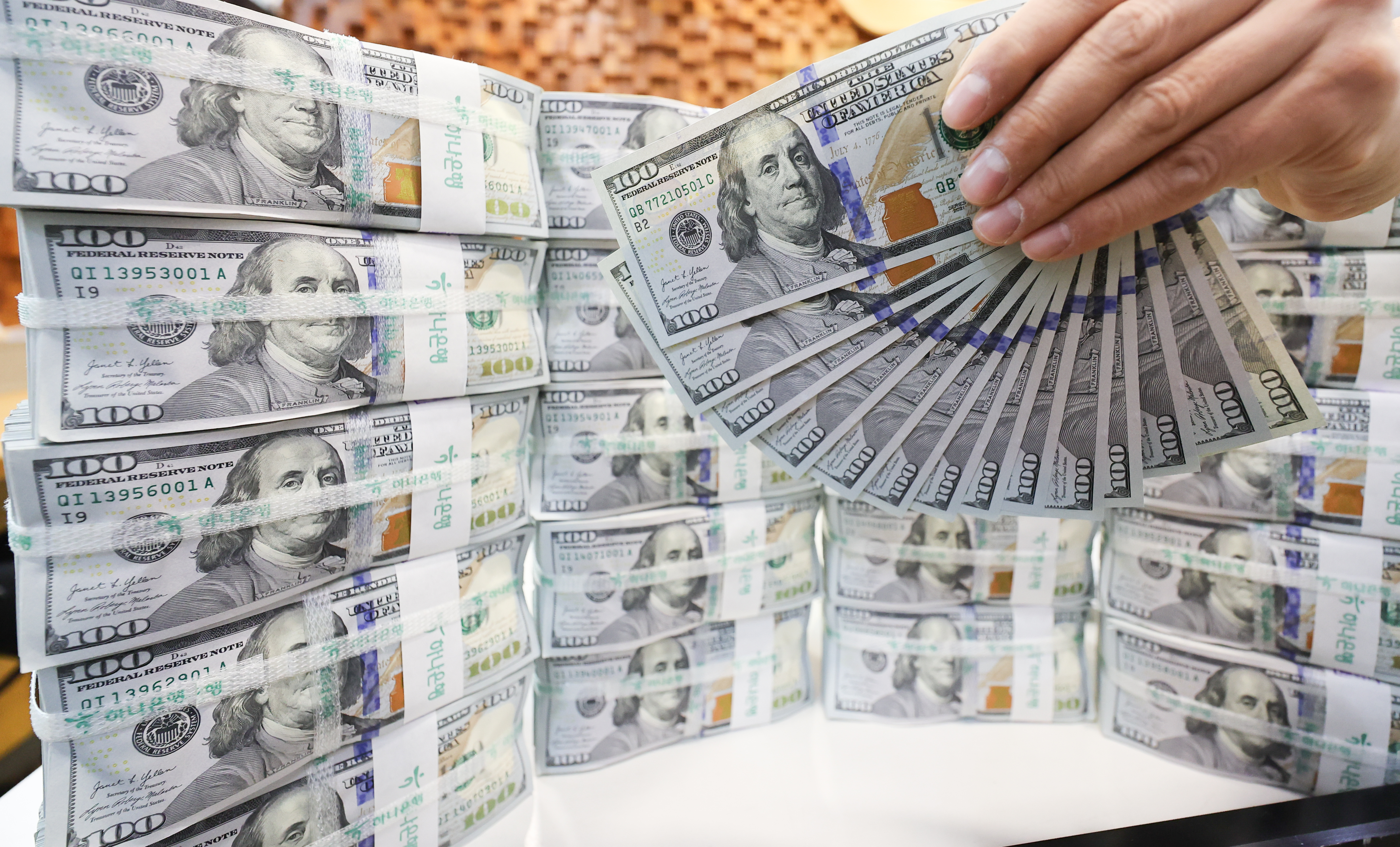 달러 정기예금 넣으면 연 3%대 금리…개인도 기업도 원화로 환전 안 해