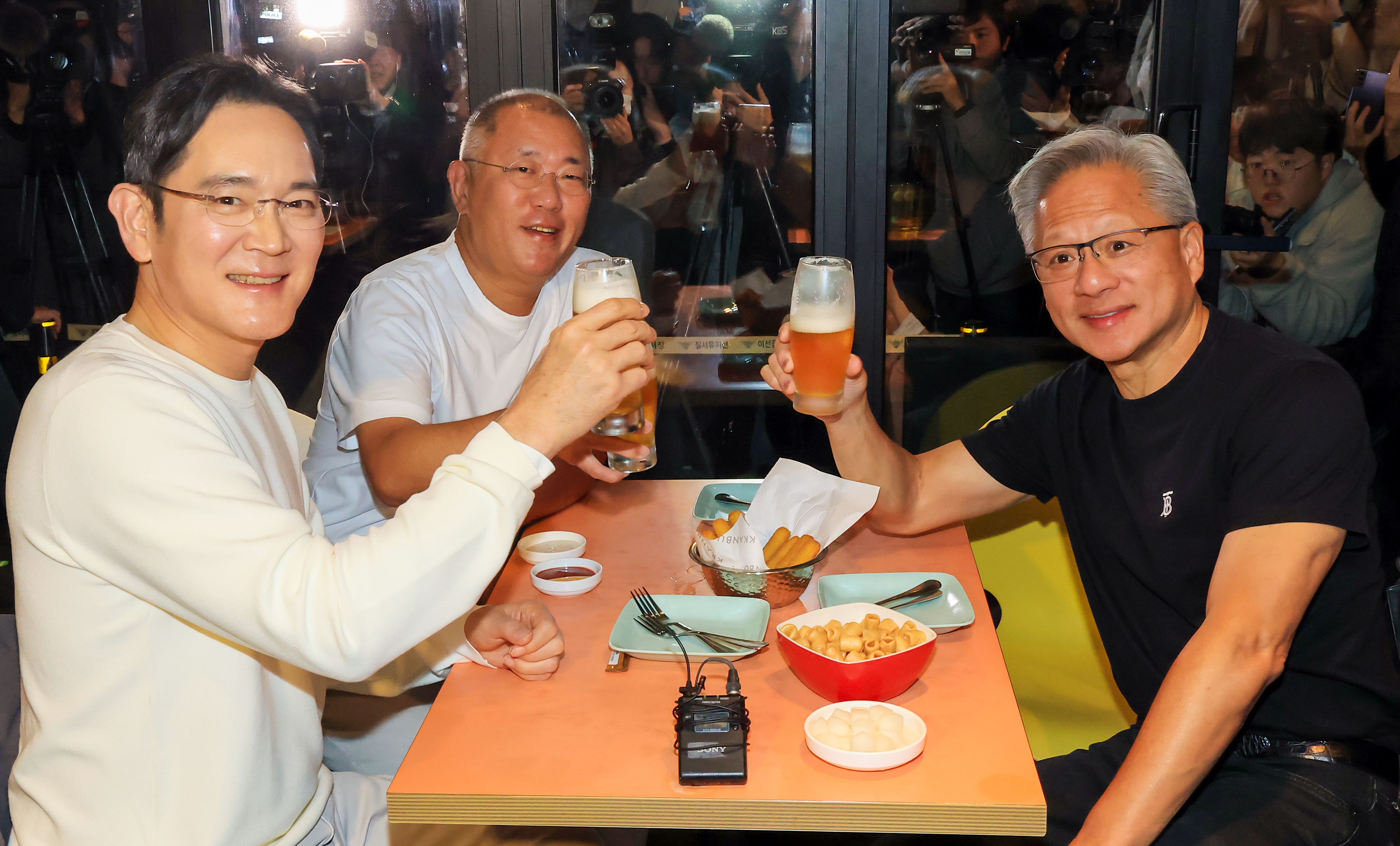 깐부치킨 점주들, 지난 밤 '깐부 회동'에... “매출 2배 늘었다” “너무 바빴다”