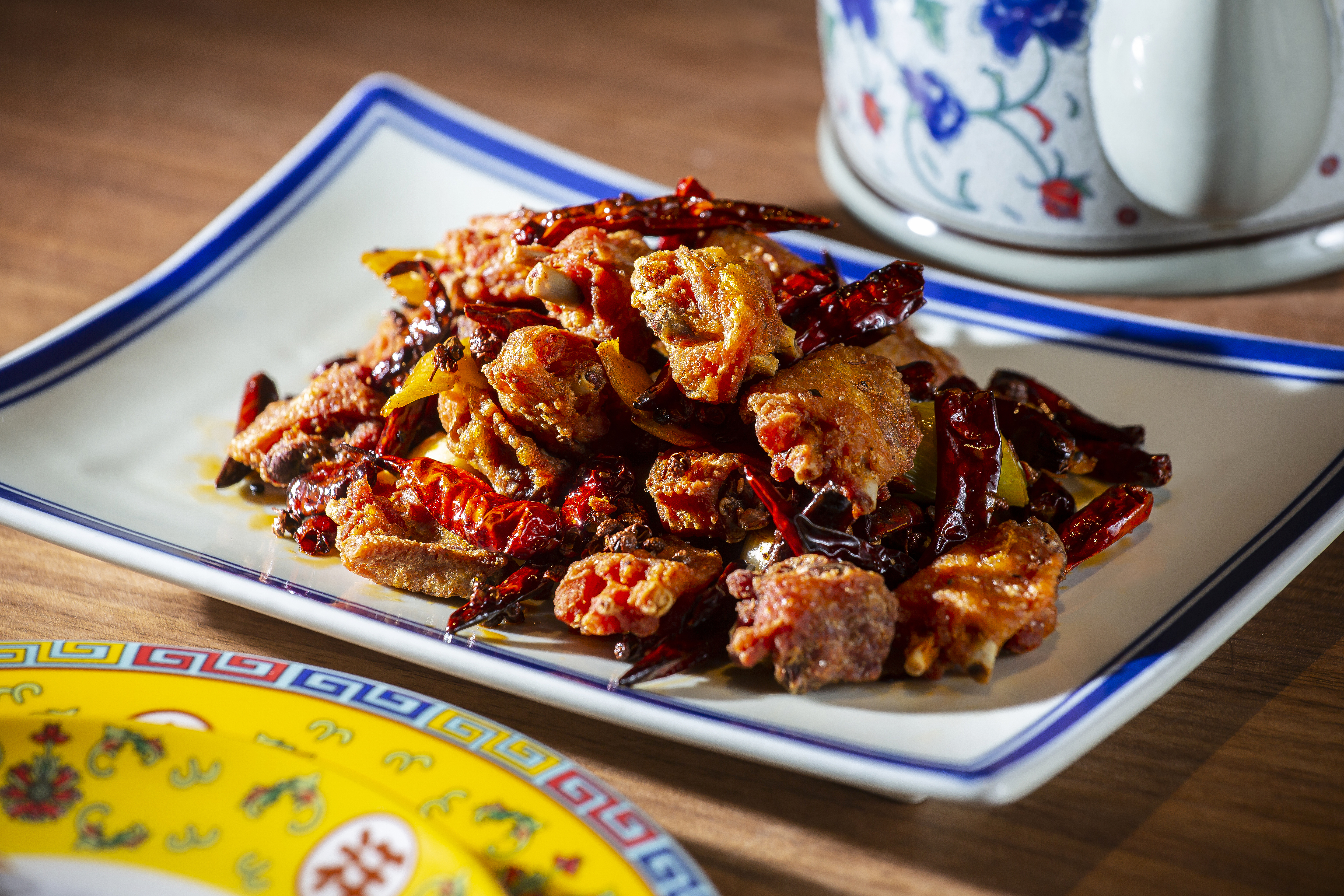 고추山에 파묻힌 바삭한 닭튀김… 얼얼한 매운맛이 폭죽처럼 터지네, image size:5760x3840