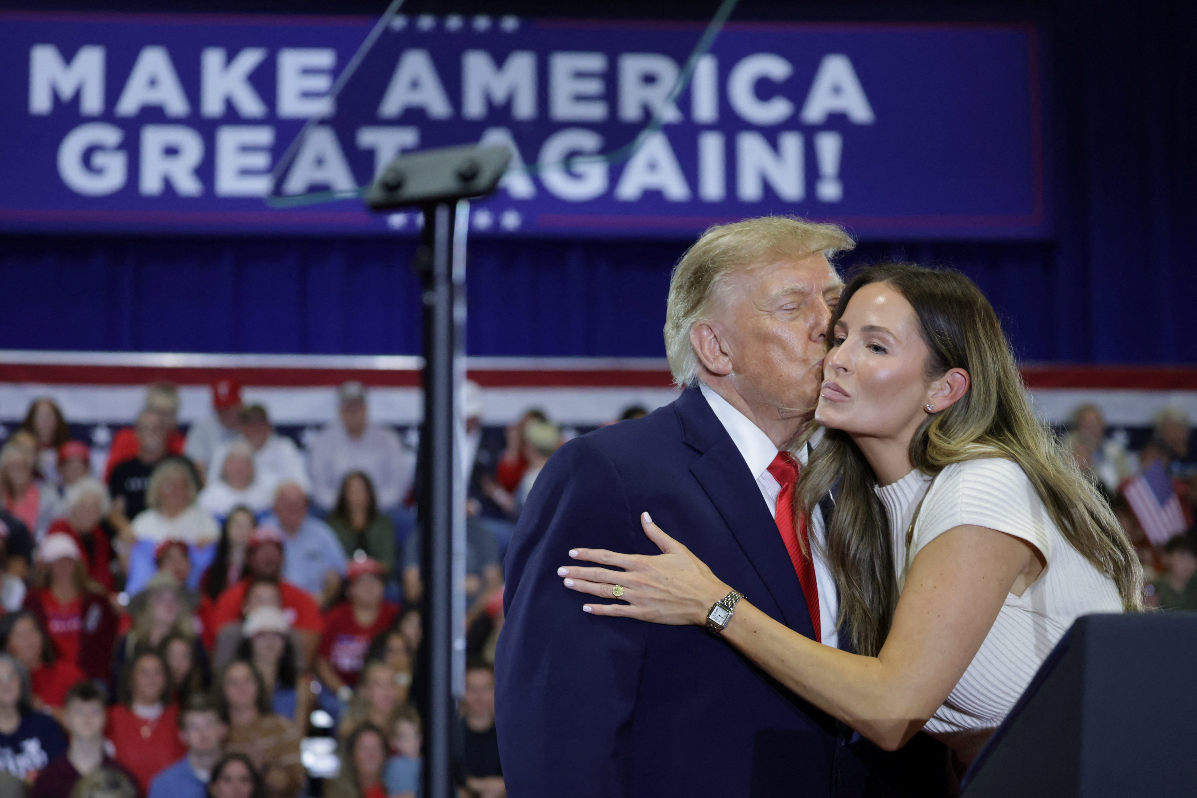 4日違いで壇上へ、トランプ氏の女性側近2人
