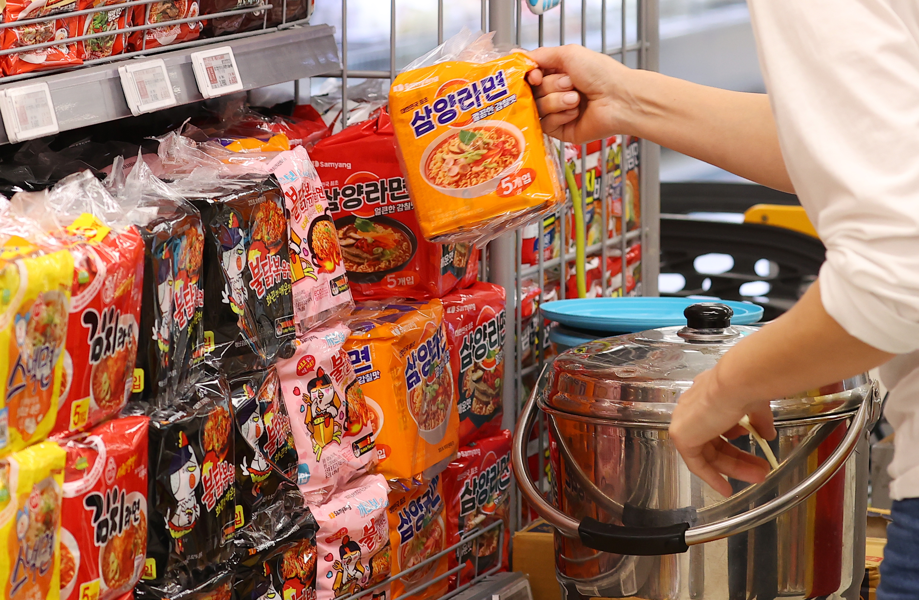 라면 하나로… 삼양식품 주가 100만원 눈앞