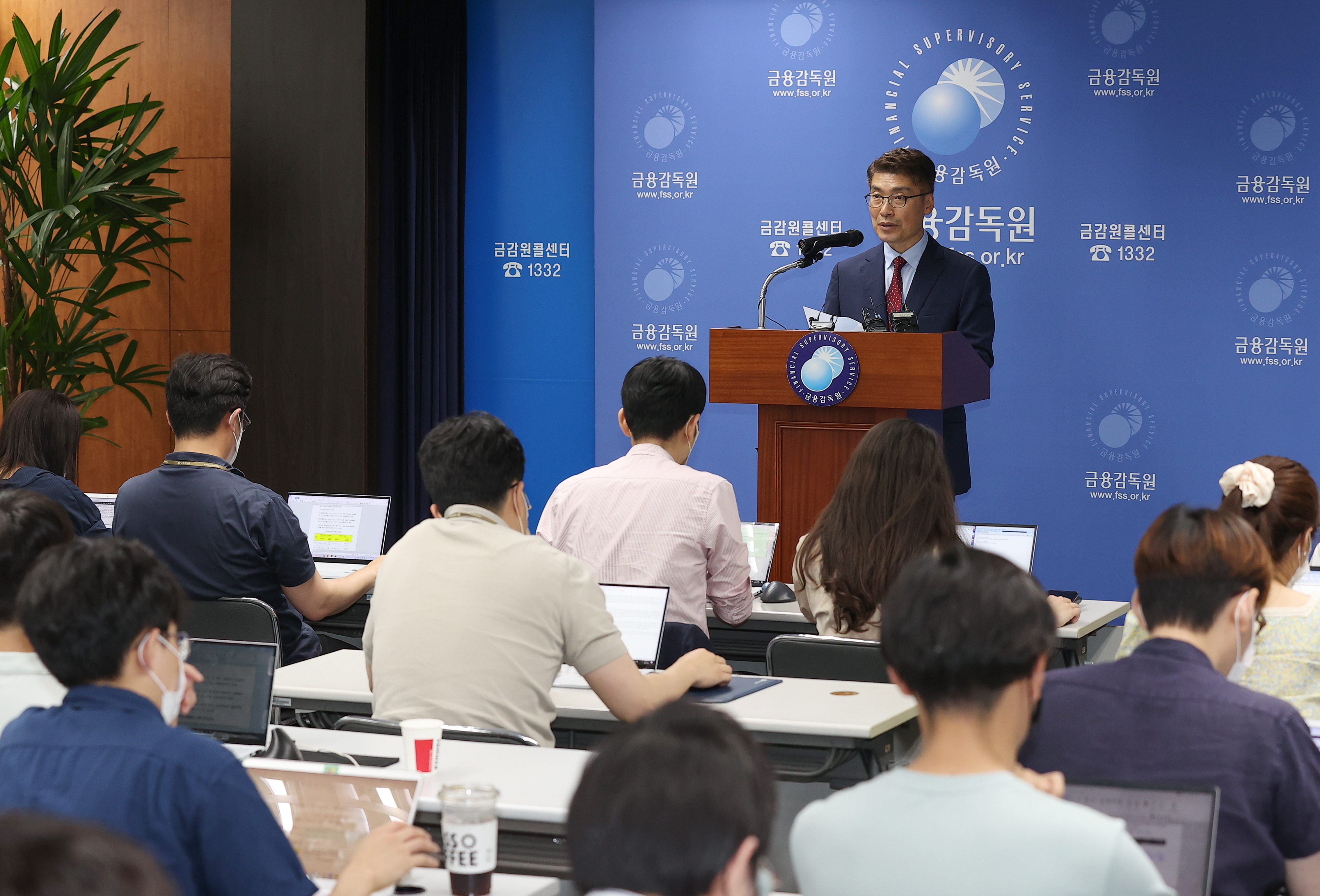 사설] 이번엔 수상한 7조원 해외 송금 도와, 은행들 관리 실태 엉망