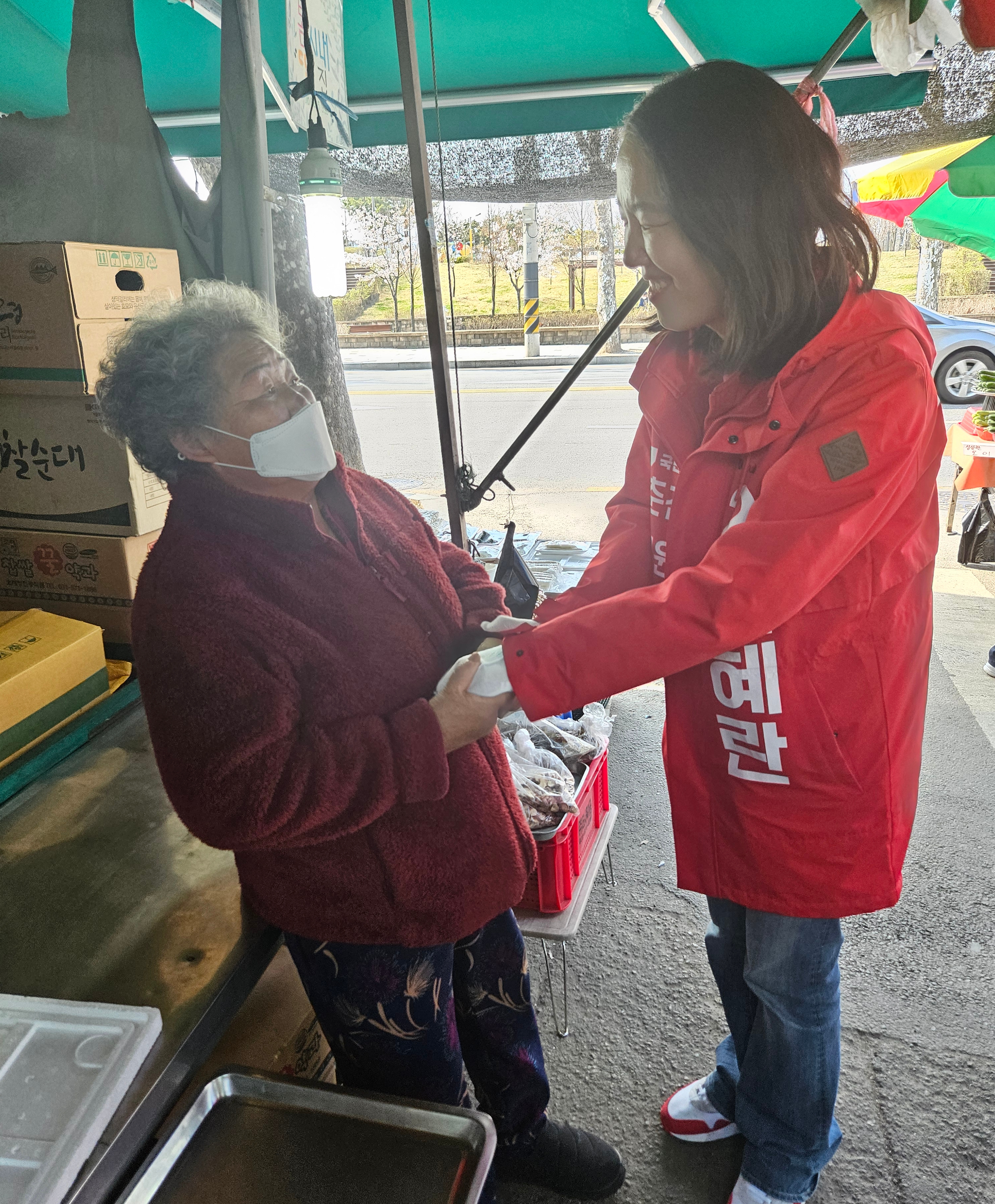 김혜란 춘천 선거운동에서 주민과 함께한 사진