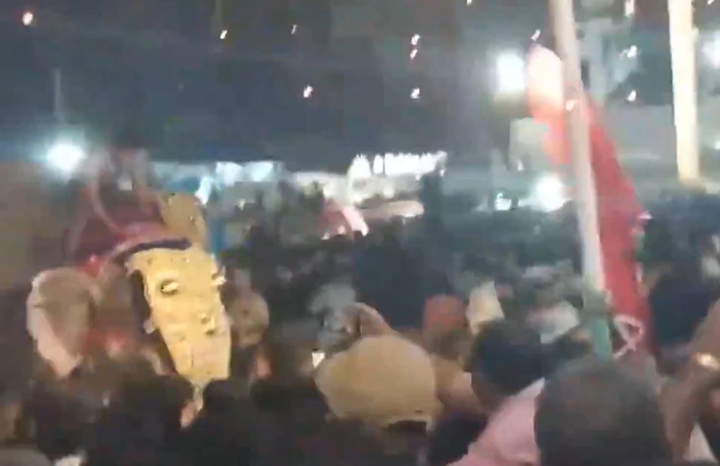 코로 사람 내던져” 인도 종교축제서 코끼리 난동…20여명 부상, image size:1470x951