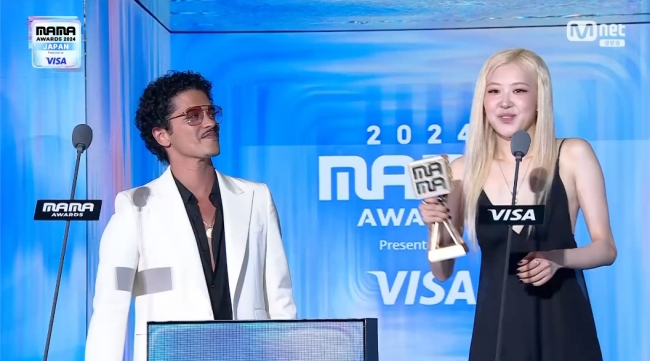 Rosé and Bruno Mars Share Heartwarming Moment at 2024 MAMA Awards