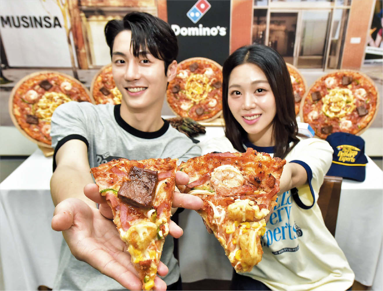 ドミノピザ dominospizza rarry ピンバッジ Domino's, Musinsa Unveil Mujinjang Shrimp Steak Pizza