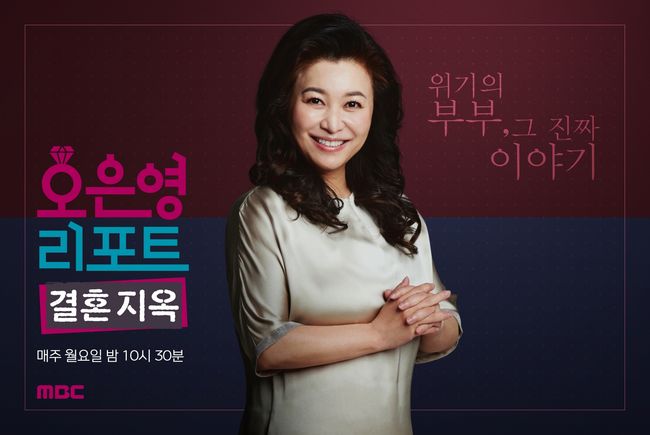 온 가족이 거실에 모여 즐거운 시간을 보내는 모습, 가정의 온기를 상징