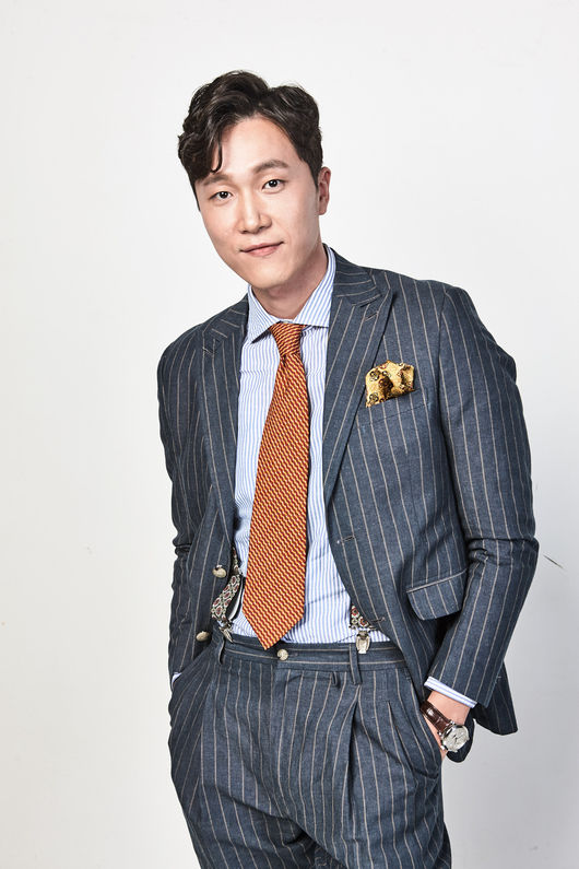 회색 스트라이프 정장을 입은 양재웅 공식 프로필 사진